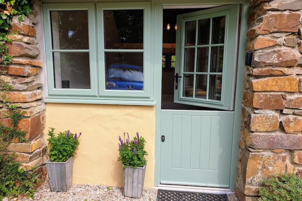 The Bothy Near Tenby, Big Projector Screen, Four-Poster Bed, On-Site Hot Tub Access Via Spa Pack, Breakfast Exterior foto