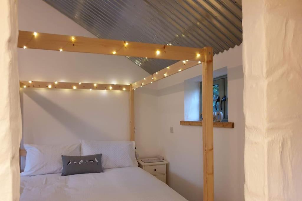 The Bothy Near Tenby, Big Projector Screen, Four-Poster Bed, On-Site Hot Tub Access Via Spa Pack, Breakfast Exterior foto