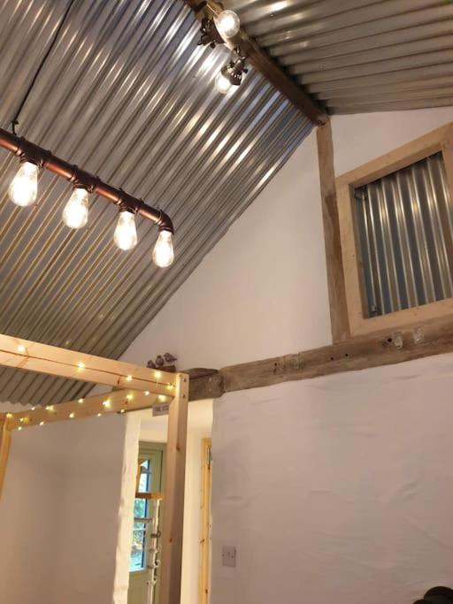 The Bothy Near Tenby, Big Projector Screen, Four-Poster Bed, On-Site Hot Tub Access Via Spa Pack, Breakfast Exterior foto