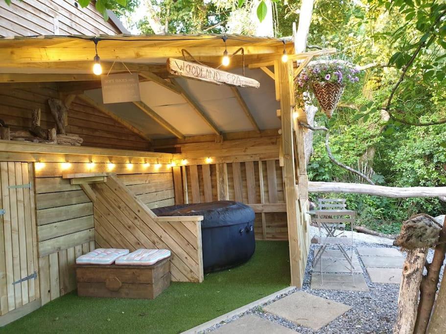 The Bothy Near Tenby, Big Projector Screen, Four-Poster Bed, On-Site Hot Tub Access Via Spa Pack, Breakfast Exterior foto
