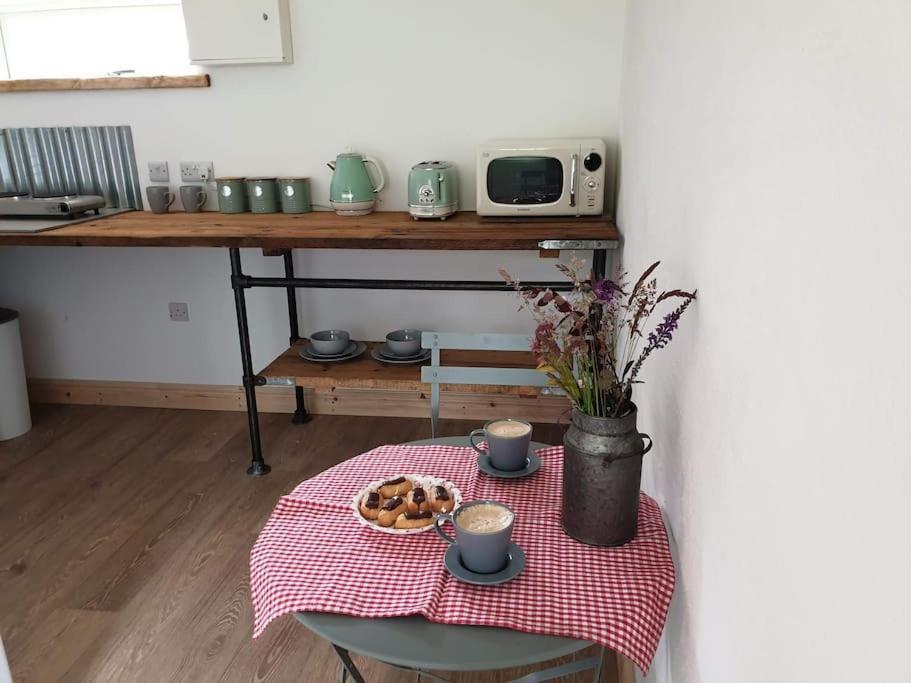 The Bothy Near Tenby, Big Projector Screen, Four-Poster Bed, On-Site Hot Tub Access Via Spa Pack, Breakfast Exterior foto