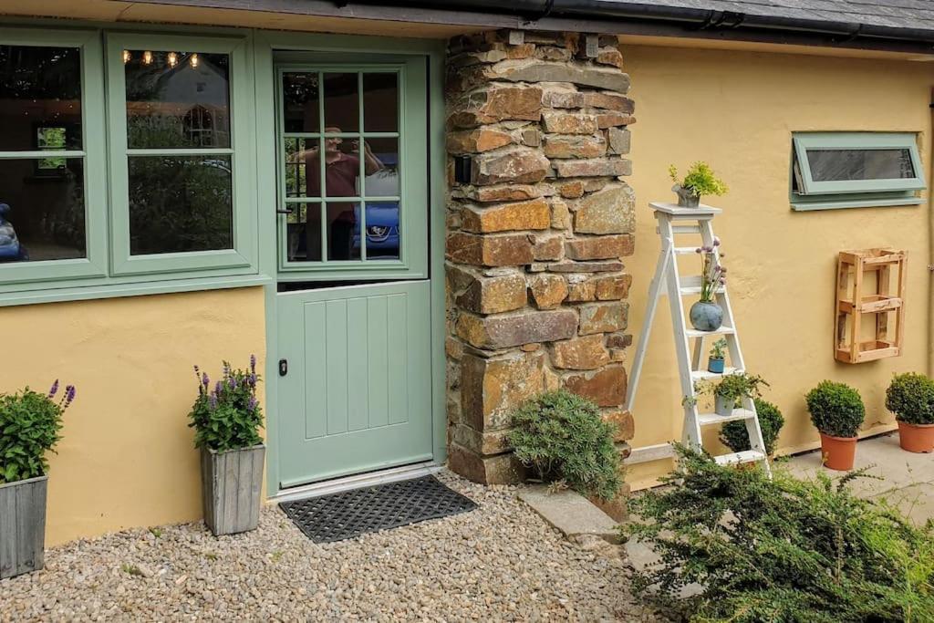 The Bothy Near Tenby, Big Projector Screen, Four-Poster Bed, On-Site Hot Tub Access Via Spa Pack, Breakfast Exterior foto